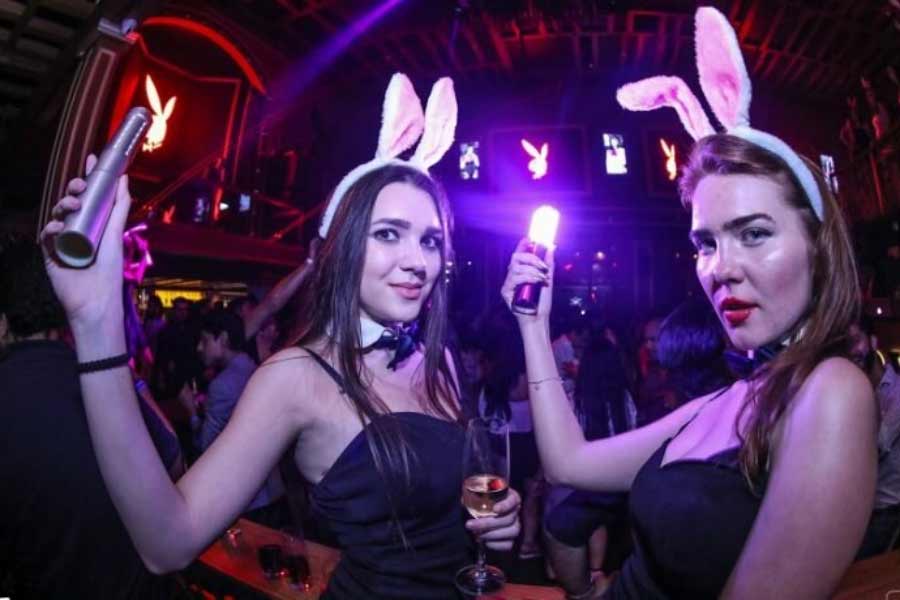 একাধিক বিধিনিষেধ মেনে চলতে হয় ‘বানি’দের। সব সময়ই কঠোর অনুশাসনের মধ্যে থাকতে হয় তাঁদের। যেমন চুইংগাম চিবোনো বা মদ্যপান নিষিদ্ধ। আবার সিগারেটটি কী ভাবে ধরতে হবে, সেই কায়দা নিখুঁত করে রপ্ত করতে হয় তাঁদের। 