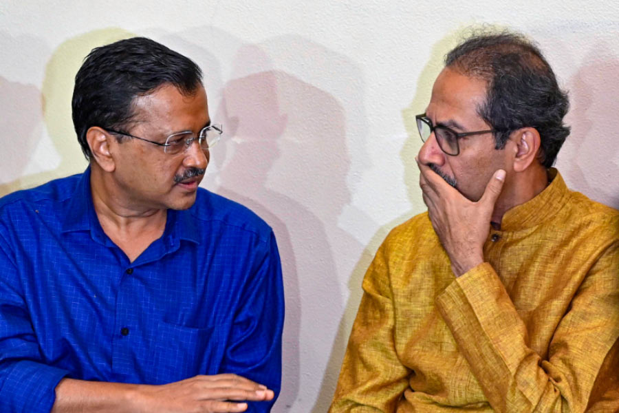 Shiv Sena leader Uddhav Thackeray meets AAP chief Arvind Kejriwal over situation in the country 