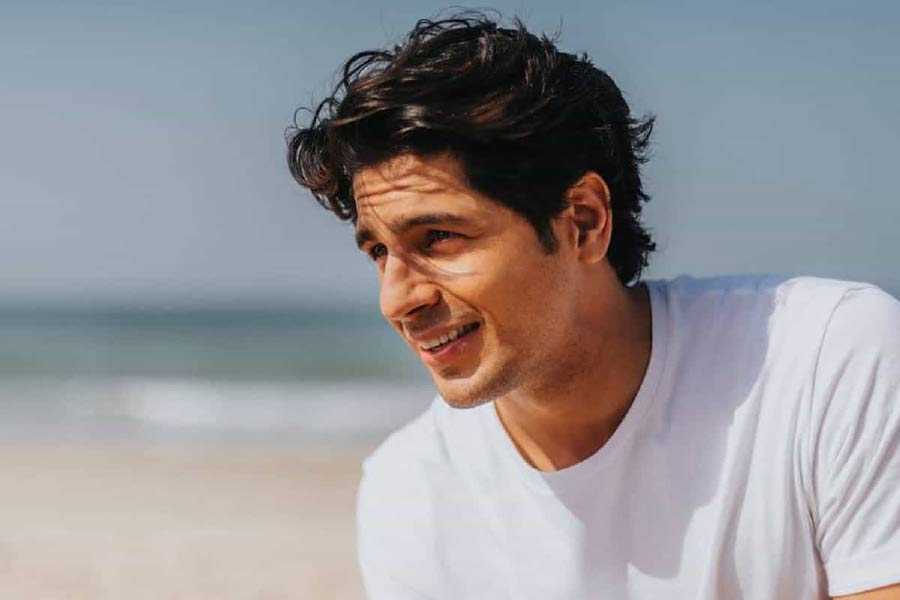 Sidharth Malhotra's mysterious girlfriend.