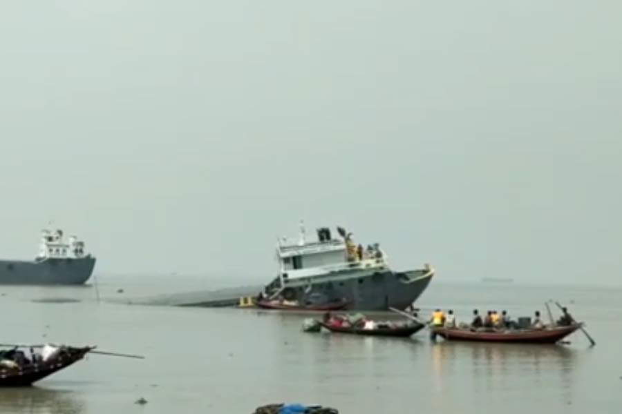 Picture of ship sinking in Hooghly river