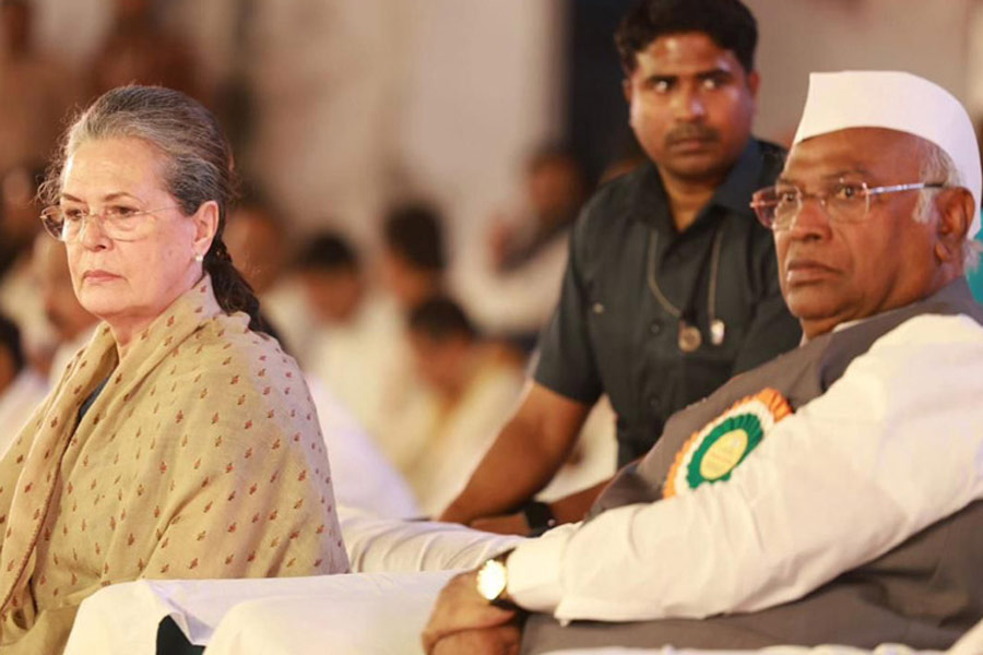 Picture of Sonia Gandhi and Mallikarjun Kharge.