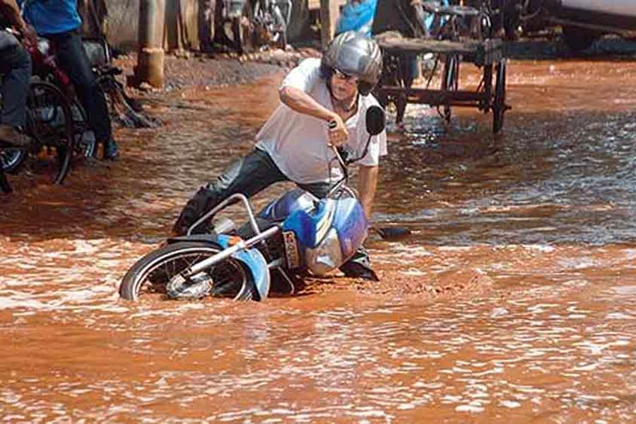 A photograph of waterlogging problem during monsoon 