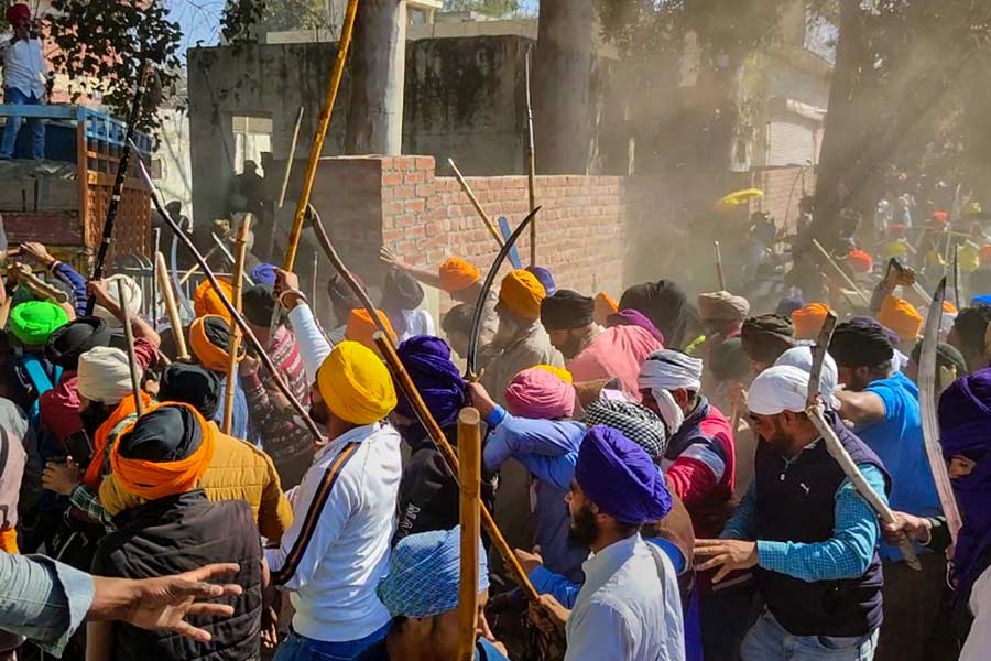 গত বৃহস্পতিবার হাজারেরও বেশি সমর্থক নিয়ে পঞ্জাবের অমৃতসর লাগোয়া আজনালা থানা ঘেরাও করেন অমৃতপাল। দাঙ্গা বাঁধানোয় অভিযুক্ত লভপ্রীত সিংহ ‘তুফান’কে মুক্তি দেওয়ার দাবি জানায় উত্তেজিত জনতা।