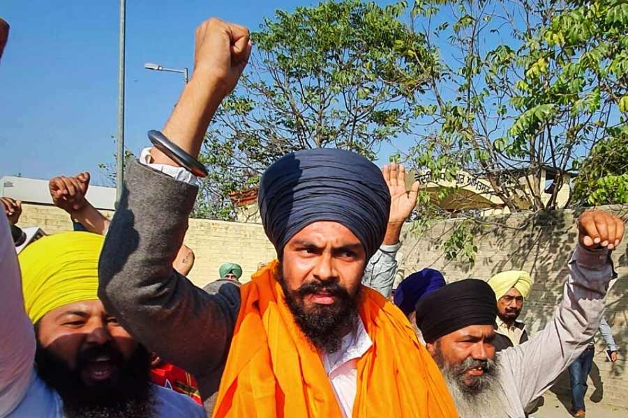 অমৃতপালের ঘনিষ্ঠ হিসাবে পরিচিত লভপ্রীত। বৃহস্পতিবারের ওই ঘটনার পরেই লভপ্রীতকে মুক্তি দেওয়ার সিদ্ধান্ত নেয় পঞ্জাবের আপ সরকার।