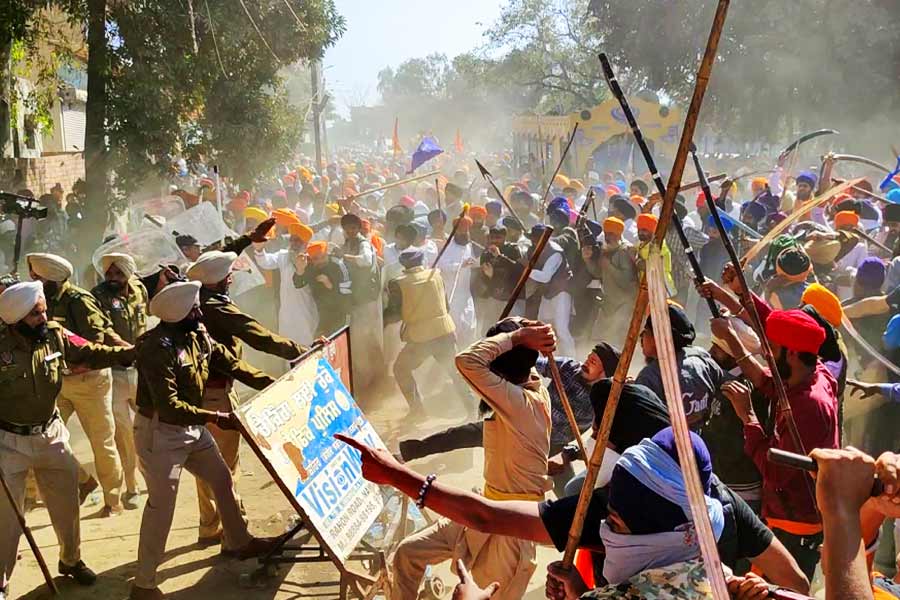 রাজ্যে নৈরাজ্য এবং অশান্তি তৈরি করা শক্তির কাছে আপ সরকার ‘আত্মসমর্পণ’ করেছে বলে অভিযোগ তোলে রাজ্যের বিরোধী দলগুলি। আপ সরকারের তরফে অবশ্য জানানো হয়, অমৃতপাল এবং তাঁর সমর্থকদের বিরুদ্ধে উপযুক্ত পদক্ষেপই করা হয়েছে।