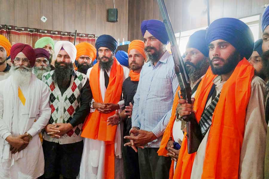 কিন্তু কে এই অমৃতপাল, যাঁকে ঘিরে এত বিতর্ক, এত ডামাডোল? পঞ্জাবের রাজনীতির সঙ্গে যাঁদের কমবেশি পরিচয় রয়েছে, তাঁদের প্রায় প্রত্যেকেই অমৃতপালের মধ্যে জার্নেল সিংহ ভিন্দ্রানওয়ালের ছায়া দেখতে পাচ্ছেন। 