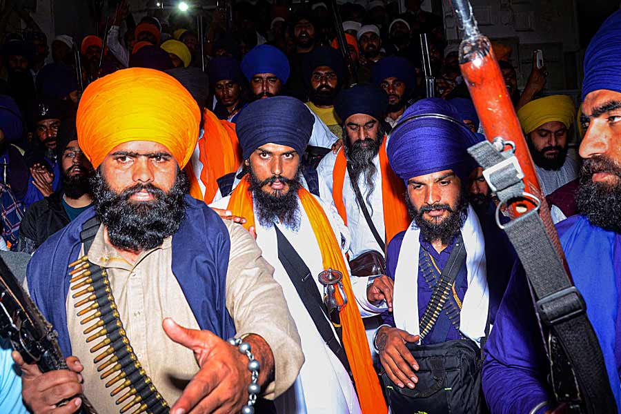 তাৎপর্যপূর্ণ বিষয় এই যে, অমৃতপাল নিজের পরিচয় দিচ্ছেন ভিন্দ্রানওয়ালের উত্তরসূরি হিসাবেই। অমৃতপাল ‘ওয়ারিস পঞ্জাব দে’ বলে একটি ধর্মীয় সংগঠন চালান। যার বাংলা তর্জমা করলে দাঁড়ায় ‘পঞ্জাবের উত্তরাধিকারী’।