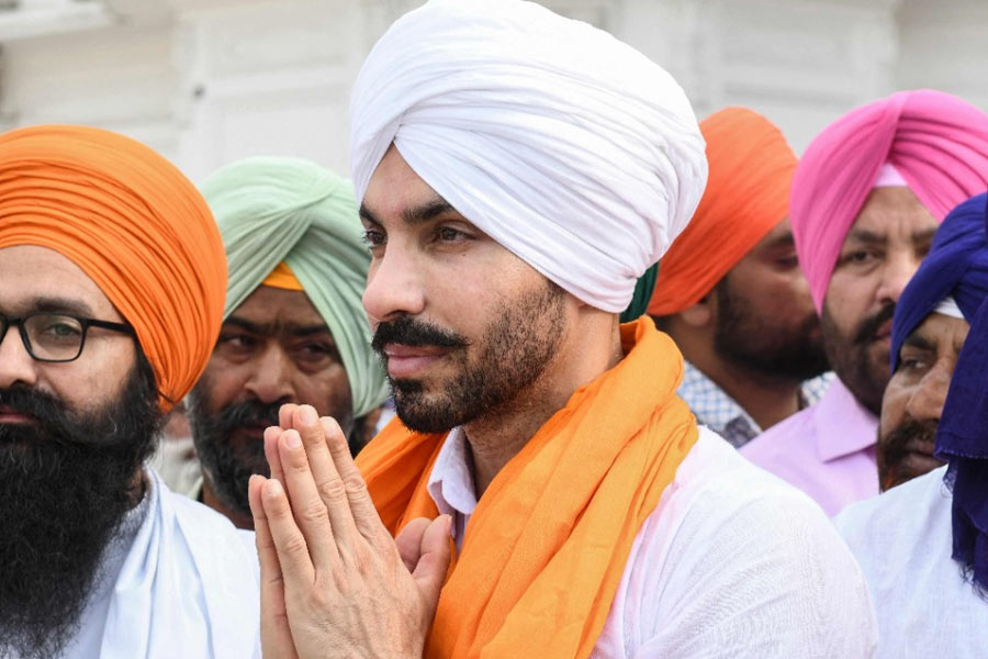 এই স‌ংগঠনটির প্রতিষ্ঠাতা পঞ্জাবের অভিনেতা তথা রাজনীতিক দীপ সিধু। ২০২২ সালের ১৫ ফেব্রুয়ারি একটি গাড়ি দুর্ঘটনায় মারা যান দীপ। তাঁর মৃত্যুর পর সংগঠনের প্রধান হন অমৃতপাল।