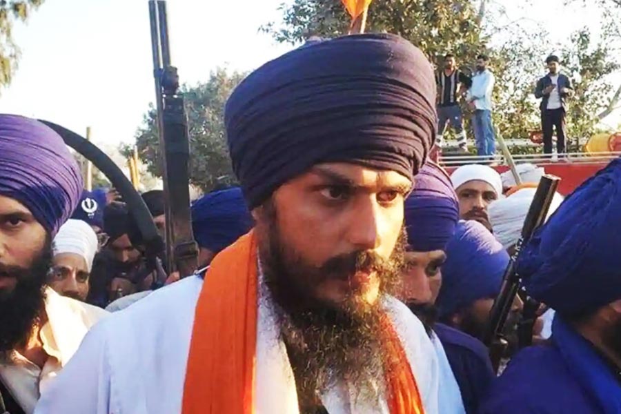 কিছু বছর আগে দুবাই থেকে ফেরা অমৃতপাল তাঁর খলিস্তানি পরিচয় নিয়ে রীতিমতো গর্বিত। নিজেকে ‘ভিন্দ্রানওয়ালের অনুগামী’ বলে পরিচয় দেওয়া এই ধর্মীয় নেতা নানা প্ররোচনামূলক বক্তব্য রেখে আগেও সংবাদ শিরোনামে এসেছেন।