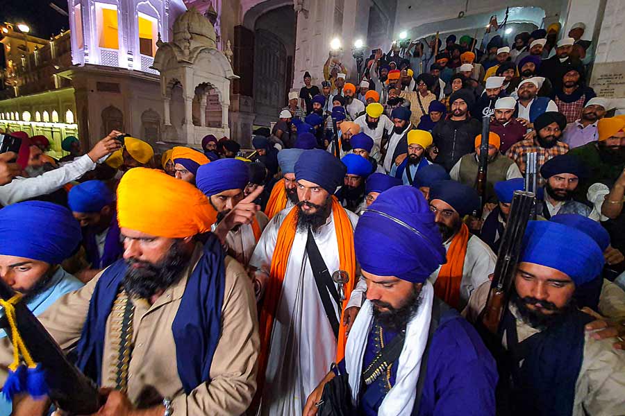 ভিন্দ্রানওয়ালের মতোই সামরিক পোশাক পরেন অমৃতপাল। এমনকি দীপের মৃত্যুর পর সংগঠনের নেতা হিসাবে যখন তাঁকে বেছে নেওয়া হয়, তখন এই সংক্রান্ত যাবতীয় কাজ হয়েছিল ভিন্দ্রানওয়ালের গ্রাম মোগা জেলা রোদ গ্রামে। পঞ্জাব পুলিশের একটি সূত্র বলছে, অমৃতপালকে নেতা বেছে নেওয়ার ওই কর্মসূচিতে হাজির ছিলেন প্রায় এক হাজার সমর্থক।