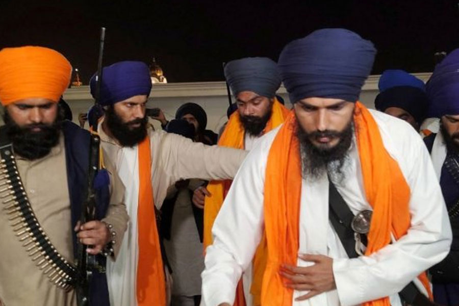 খলিস্তানের দাবিতে রক্তঝরা আন্দোলন আগেও দেখেছে পঞ্জাব। অমৃতপালকে দেখে অনেকেরই অশান্ত আটের দশকের কথা মনে পড়ে যাচ্ছে। নিজেকে ‘ভিন্দ্রানওয়ালের উত্তরসূরি’ বলে পুরনো স্মৃতিকে আরও উস্কে দিচ্ছেন অমৃতপাল নিজেই।