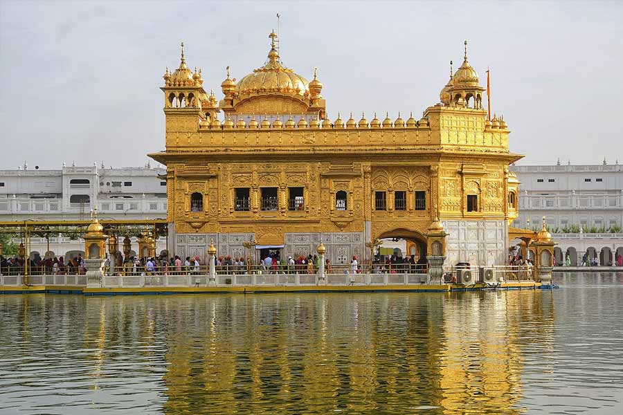 ভিন্দ্রানওয়ালে বিপুল অস্ত্রশস্ত্র, দলবল নিয়ে অমৃতসরের স্বর্ণমন্দিরের বিরুদ্ধে ঘাঁটি গাড়লে, ১৯৮৪ সালের ১ জুন অপারেশন ব্লু স্টার চালানোর সিদ্ধান্ত নেয় ইন্দিরা গান্ধীর সরকার। ভারতীয় সেনার হামলায় ভিন্দ্রানওয়ালে মুক্ত হয় শিখদের পবিত্র তীর্থ স্বর্ণমন্দির।