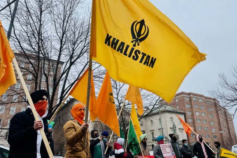 কানাডা দীর্ঘ দিন ধরেই খলিস্তানিদের নিরাপদ স্থান হিসাবে পরিচিত ছিল। কিছু দিন আগে অস্ট্রেলিয়ার ভারতীয় দূতাবাসের বাইরেও হঠাৎ খলিস্তানি পতাকা দেখা যায়। অমৃতপালের স্ত্রীও বিদেশে থাকেন। পঞ্জাবে পরিবারের পরিবহণ ব্যবসা দেখার পাশাপাশি জ্বালাময়ী ভাষণ দিয়ে সমর্থকদের স্বতন্ত্র পঞ্জাব গঠনের স্বপ্ন দেখান পঞ্জাবের এই উত্তরাধিকারী।