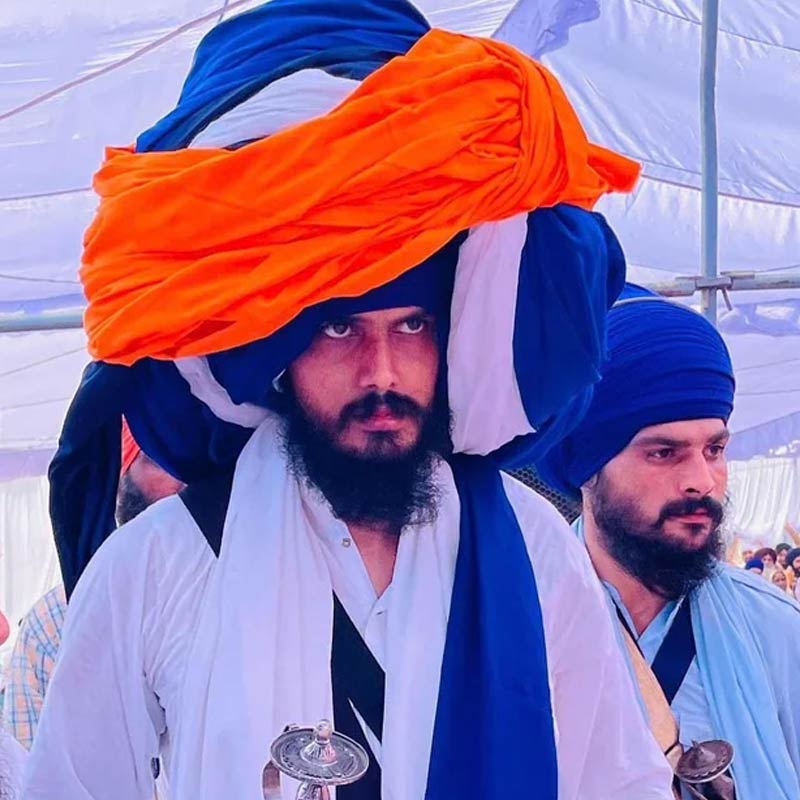 ভিন্দ্রানওয়ালের মতোই খলিস্তানি আন্দোলনকে ধর্মের সঙ্গে জড়িয়ে নিয়েছেন অমৃতপাল। বৃহস্পতিবার থানা ঘেরাও কর্মসূচিতে তাঁর সমর্থকদের সঙ্গে ছিল শিখদের ধর্মগ্রন্থ গুরু গ্রন্থসাহিব। সে রাজ্যের মুখ্যমন্ত্রী ভগবন্ত মান এই প্রসঙ্গে অমৃতপালের কড়া সমালোচনা করে জানান, পবিত্র গুরু গ্রন্থসাবিবকে যাঁরা এ ভাবে ব্যবহার করেন, তাঁরা পঞ্জাবের উত্তরাধিকারী হতে পারেন না।