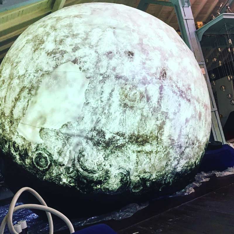 ২০১৮ সালে আলো-আঁধারির খেলা দিয়ে ১২ ফুটের একটি ‘হিলিয়াম গ্লোব’ তৈরি করেছিলেন লেখা। নিজের অক্ষে ঘূর্ণনের সময় চাঁদের যে পরিবর্তন হয় তা স্পষ্ট ধরা পড়ে লেখার শিল্পে। আমেরিকার ‘বার্নিং ম্যান ফেস্টিভ্যাল’-এ ‘হিলিয়াম গ্লোব’-এর কাজ দেখানোও হয়েছিল।