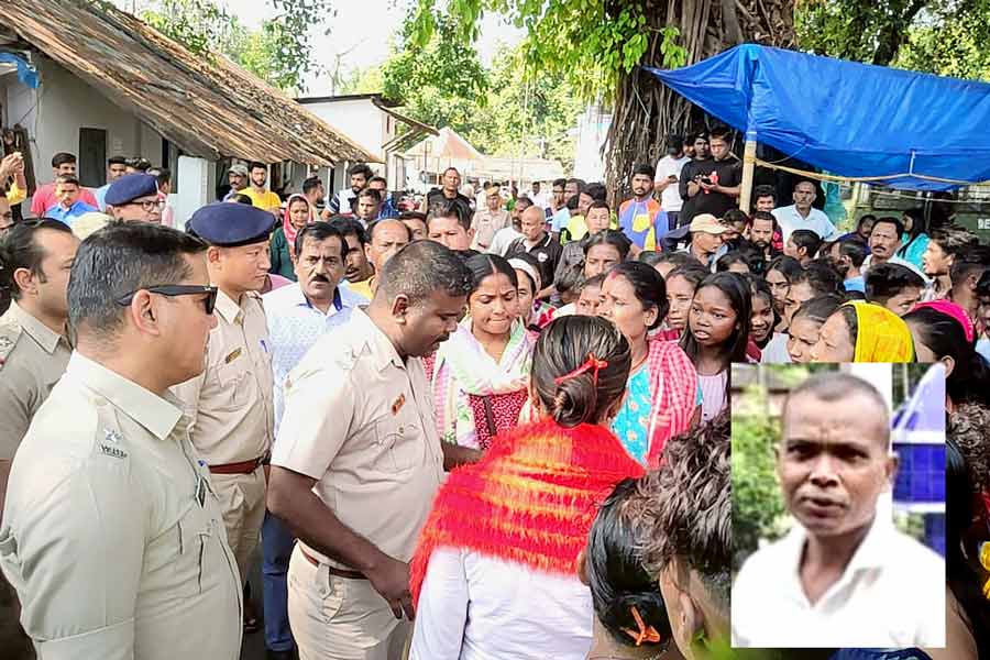 পঞ্চায়েত সদস্যের দেহ উদ্ধারের পরে ঘটনাস্থলে পুলিশ। ইনসেটে, জগৎ পাল বরাইক। নিজস্ব চিত্র