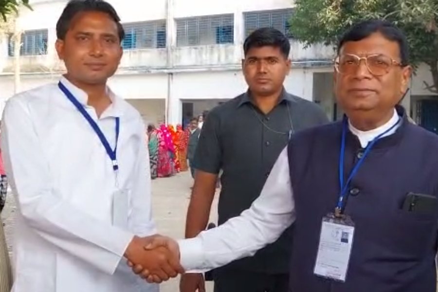 সামসাবাদ বুথে হাতে হাত মিলিয়ে সৌজন্য বিনিময় বিজেপি প্রার্থী দিলীপ সাহা এবং কংগ্রেস প্রার্থী বাইরন বিশ্বাসের মধ্যে। নিজস্ব ছবি।