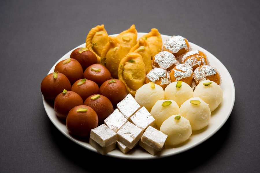 মিষ্টির ইতিহাসে দেখা যায়, প্রাচীনকালের সব মিষ্টিই ছিল বাড়ির মহিলাদের হাতে তৈরি। 