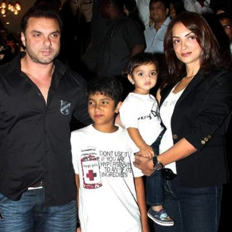 Seema Sajdeh and Sohail Khan together with kids