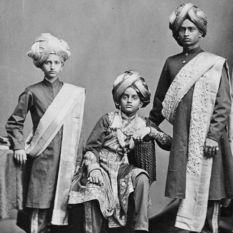 ১৬১২ সাল। মহীশূর সাম্রাজ্যের সেই সময় বিশাল প্রতিপত্তি। মহীশূরের সিংহাসনে তখন তিরুমালারাজের শাসন। সম্রাট তাঁর রানিদের গয়নায় মুড়িয়ে রেখেছিলেন। সাম্রাজ্য জুড়ে তখন রাজপ্রাসাদের রাজকীয় ‘গয়নার বাক্স’ নিয়েই আলোচনা। কিন্তু ওয়াদিয়াররা মহীশূর সাম্রাজ্য দখল করার সঙ্গে সঙ্গে কোটি কোটি টাকা মূল্যের গয়নাগুলিও বাজেয়াপ্ত করেন।