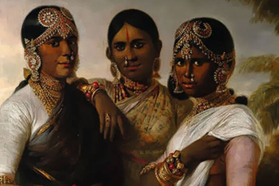 শোনা যায়, অভিশাপের হাত থেকে নিজেদের রক্ষা করতে ওয়াদিয়াররা রানি আলামেলাম্মার একটি বিশাল মূর্তি নির্মাণ করেন। তৎসত্ত্বেও শাপমুক্ত হননি তাঁরা। গয়না দখল করেছিলেন বলে ৪০০ বছরের পুরনো অভিশাপ বয়ে নিয়ে বেড়ায় ওয়াদিয়ার বংশ।