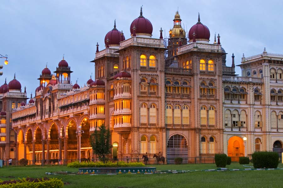 বর্তমানে ওয়াদিয়ার রাজপরিবারকে আগলে রয়েছেন যদুবীর কৃষ্ণদত্ত ছমরাজ ওয়াদিয়ার। তিনি ওয়াদিয়ার বংশের সম্রাট শ্রীকান্তদত্ত নরসিংহরাজ ওয়াদিয়ারের দূর সম্পর্কের আত্মীয়। ইতিহাসবিদদের দাবি, সন্তানহীন অবস্থায় মারা গিয়েছিলেন সম্রাট শ্রীকান্তদত্ত। তাই দূরসম্পর্কের আত্মীয়ের হাতে দায়িত্বভার অর্পণ করে গিয়েছিলেন তিনি।