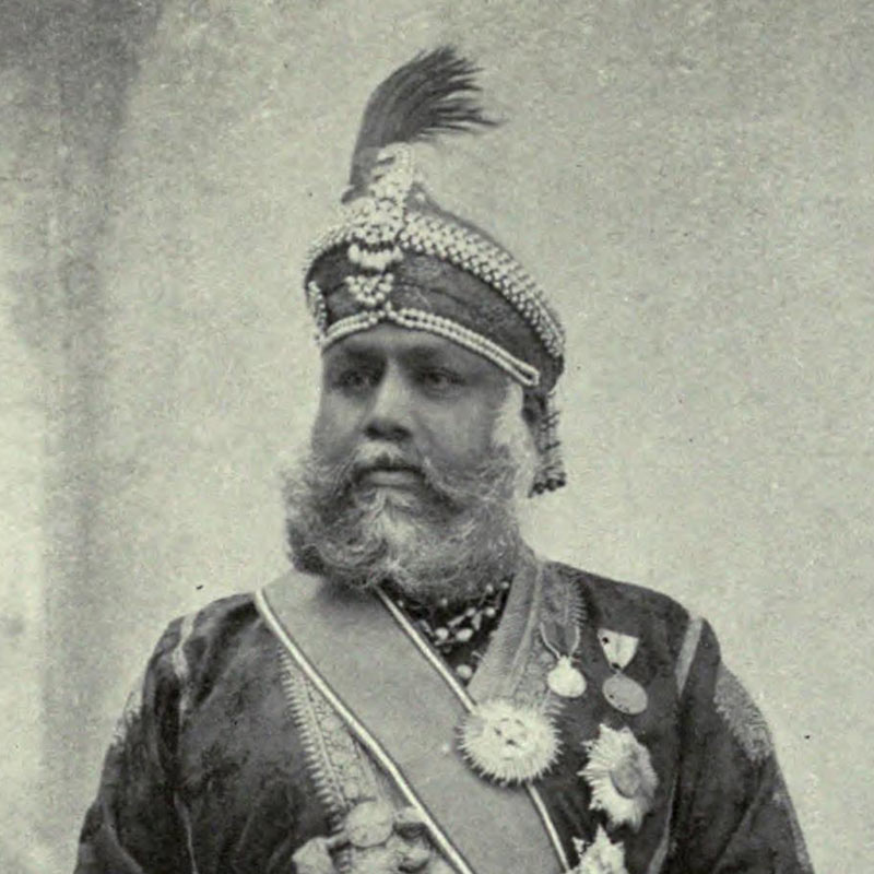 বিচিত্র শখের জন্য ‘গিনেস বুক অব ওয়ার্ল্ড রেকর্ডস’-এ নাম উঠেছিল জয়পুরের তৎকালীন সম্রাট মহারাজ দ্বিতীয় সাওয়াই মাধো সিংহের। ইংল্যান্ড ভ্রমণে যাওয়ার কথা ঠিক হয়েছিল সম্রাটের। কিন্তু সম্রাটের ইচ্ছা, সুদূর ইংল্যান্ডে গঙ্গাজল নিয়ে যাবেন তিনি। গঙ্গাজল ধারণ করার জন্যই বিশালাকার পাত্র তৈরির নির্দেশ দিলেন সম্রাট।