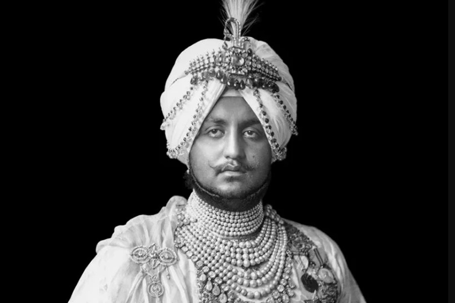 ১৯০০ সালে পটিয়ালার সিংহাসনে আরোহণ করছিলেন মহারাজ ভূপিন্দর সিংহ। তাঁর মহিলা সঙ্গীদের সংখ্যা ছিল অগুনতি। ৮৮ জন সন্তান-সন্ততি ছিল তাঁর। মূল্যবান ধনরত্নের প্রতিও আগ্রহ ছিল তাঁর।