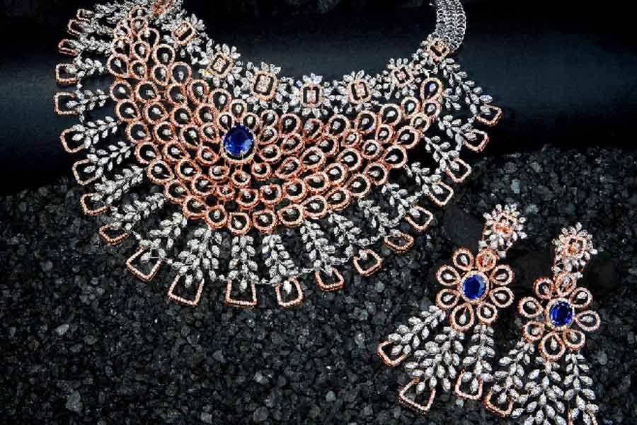 হিরে-পান্না দিয়ে নানা রকম গয়না বানাতেন মহারাজ ভূপিন্দর সিংহ। হিরে দিয়ে অন্তর্বাসরূপী গয়না বানিয়েছিলেন তিনি। সব গয়নাগাটির মধ্যে এই হিরের গয়নাটিই তাঁর সবচেয়ে প্রিয় ছিল।