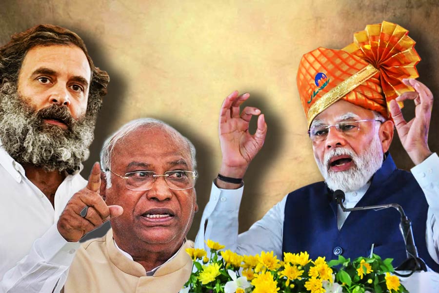 PM Narendra Modi accused the Gandhis of insulting one of the state\\\'s tallest leaders, Mallikarjun Kharge