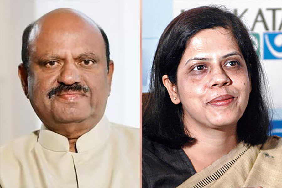 রবিবার স্বরাষ্ট্রসচিব নিয়োগের ৪৮ ঘণ্টা পর নিজের এক্স হ্যান্ডলে একটি পোস্ট করেছেন নন্দীগ্রামের বিধায়ক। তাঁর ঘনিষ্ঠ একটি সূত্র জানাচ্ছে, নন্দিনীকে স্বরাষ্ট্রসচিব পদে নিয়োগের পর বহু আইনগত নথি খতিয়ে দেখেছেন বিরোধী দলনেতা।