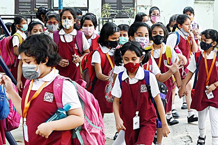 A Photograph of students wearing masks in schools because of Adenovirus 