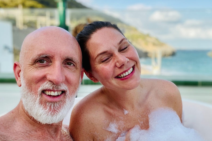 আর সেই কারণেই পর্ন ছবি এবং এর কলাকুশলীদের ‘ব্রিটিশ অ্যাকাডেমি অব ফিল্ম অ্যান্ড টেলিভিশন আর্টস্‌’ (বাফটা) এবং অস্কারের মঞ্চে  জায়গা করে দিতে মরিয়া হয়ে উঠেছেন এরিকা। পর্ন ছবিতে যাঁরা সঙ্গমের দৃশ্যগুলি কেমন হবে তা ঠিক করেন, তাঁদের জন্য পুরস্কার চালু করার আবেদন তিনি বাফটা এবং অস্কার কর্তৃপক্ষকে জানিয়েছেন।