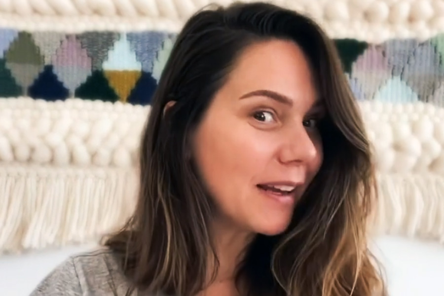 এরিকার দাবি, পর্ন ছবির দৃশ্য সাজাতে যথেষ্ট শিল্পীসত্তার প্রয়োজন। কিন্তু তাঁর আক্ষেপ, একে শিল্প হিসাবে দেখা হয় না। নীল ছবিকে কেবলমাত্র পুরুষ আধিপত্য এবং যৌন শোষণের কুখ্যাত একটি শিল্প হিসাবে প্রতিষ্ঠা করা হয় বলে এরিকার আক্ষেপ।