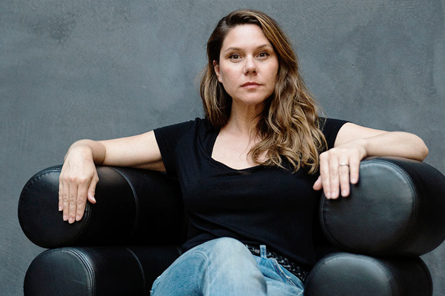 এরিকার মতে, বড় বড় অ্যাওয়ার্ড শোতে কস্টিউম ডিজ়াইন, ইন্টেরিয়র ডেকরেশন এবং রূপসজ্জা শিল্পীদেরও এখন পুরস্কার দিয়ে যোগ্য সম্মান দেওয়া হয়। তা হলে নীল ছবির কলাকুশলী কেন সেই স্বীকৃতি পাবেন না? প্রশ্ন তুলেছেন এরিকা।