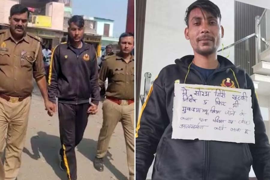 প্ল্যাকার্ড ঝুলিয়ে থানায় হাজির দুষ্কৃতী। ছবি: সংগৃহীত।