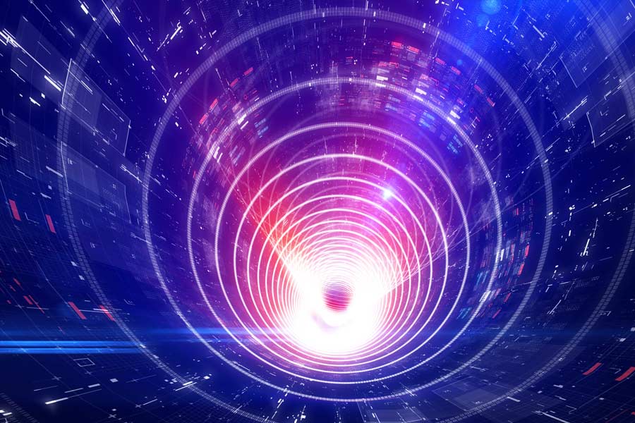 সময়যানে চেপে ভিন্ন কালে পাড়ি দেওয়ার একাধিক গল্প রয়েছে। তার মধ্যে বেশ কয়েকটি নিয়ে বহু আলোচনা এবং তাদের সত্যতা যাচাইয়ের চেষ্টা হয়েছে। এগুলির মধ্যে অন্যতম ভ্যাটিকানের এক পোপের সময়ের চাকা ঘুরিয়ে পিছনে যাওয়ার গল্প।