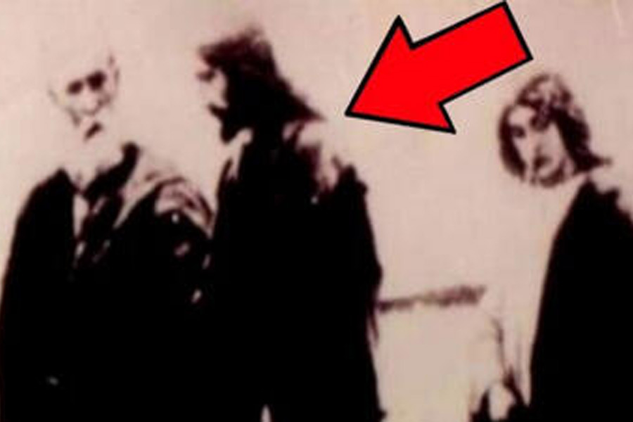 ১৯৭০-এর দশকে, ফাদার আর্নেটি সারা বিশ্বের কাছে ক্রোনোভাইজ়রের অস্তিত্বের কথা জানান। তিনি দাবি করেছিলেন, ক্রনোভাইজ়র তাঁর চোখ এবং কান হিসাবে কাজ করে। তিনি এই ক্রোনোভাইজ়রের সাহায্যে জিশু খ্রিস্টকে ক্রুশবিদ্ধ হতে দেখেছিলেন বলেও দাবি করেছিলেন।