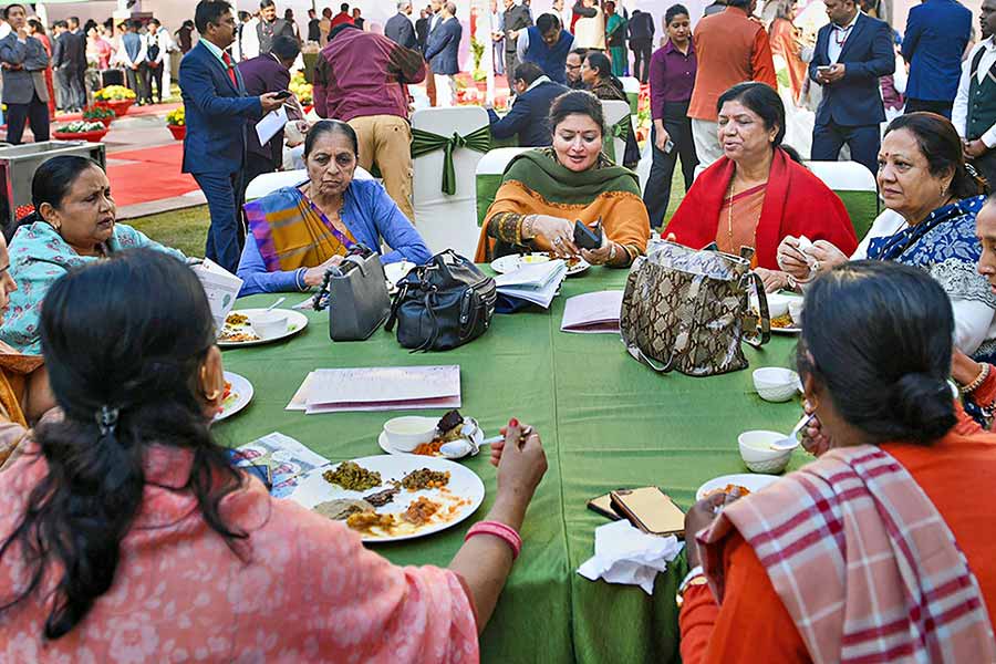 স্বাদু: জোয়ার-বাজরার রুটি সহযোগে দ্বিপ্রাহরিক আহারে সাংসদরা