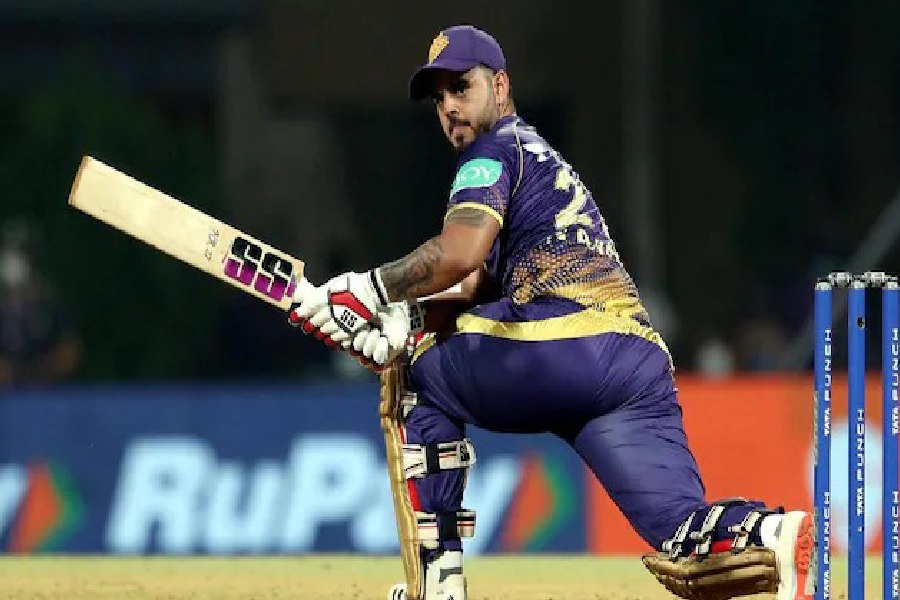 জগদীশনের সঙ্গে দ্বিতীয় ওপেনার হিসাবে প্রথম একাদশে রাখা যেতে পারে নীতীশ রানাকে। কলকাতার দলে আগেও বহু চমক দিয়েছেন তিনি। শুরুতেই কেকেআরের ইনিংসের ভিত গড়ে দেওয়ার দায়িত্ব থাকবে দলের নির্ভরযোগ্য ব্যাটার নীতীশের উপর।