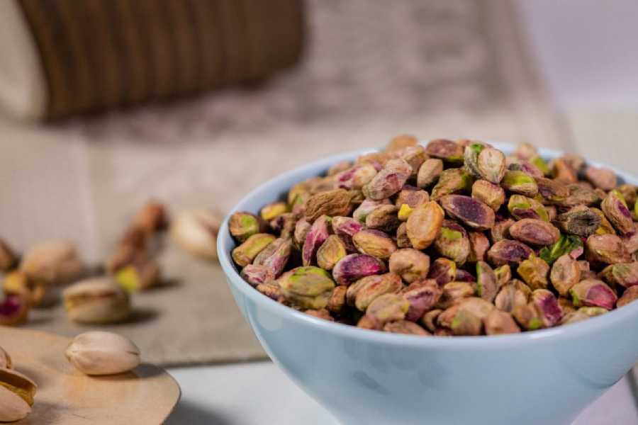 নতুন বছরে ওজন কমিয়ে রোগা হতে চাইছেন যাঁরা, চোখ বন্ধ করে তাঁরা ভরসা রাখতে পারেন পেস্তার উপর।