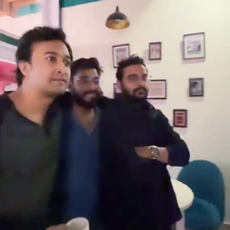 বছর শেষের রাতে বন্ধুদের সঙ্গে সব্যসাচী