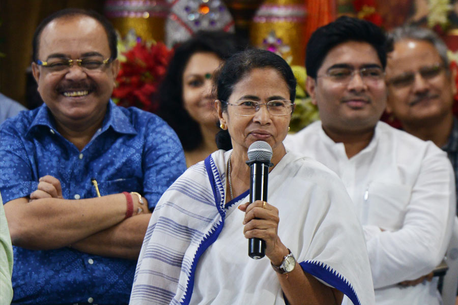 রজত জয়ন্তী পার করল তৃণমূল। ১৯৯৮ সালের ১ জানুয়ারি জন্ম নিয়েছিল মমতা বন্দ্যোপাধ্যায়ের নতুন দল। সেই হিসাবে ২৬ বছরে পা দিল বাংলার শাসক তৃণমূল।