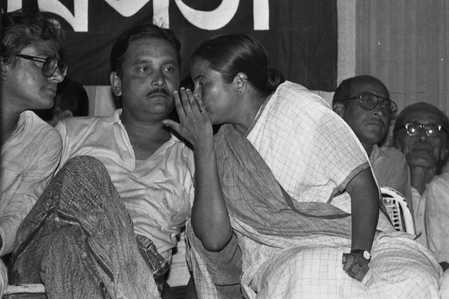 দল হিসাবে জন্ম ১৯৯৮ সালে হলেও আসলে আলাদা দলের প্রস্তুতি শুরু হয়ে গিয়েছিল আরও অনেকটা আগে। ক্রমেই জননেত্রী হয়ে ওঠা মমতা যে নতুন দল তৈরি করতে চলেছেন তার ইঙ্গিতও পাওয়া গিয়েছিল।