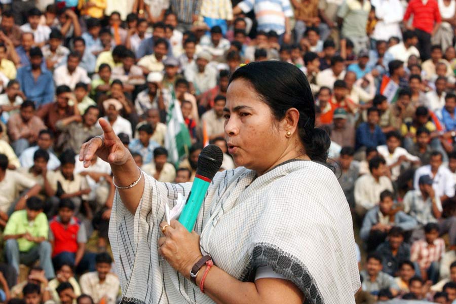 শুরুটা ১৯৯২ সাল। তখন মমতা যুব কংগ্রেসের রাজ্য সভানেত্রী। একইসঙ্গে কেন্দ্রের নরসিংহ রাও সরকারের মন্ত্রী। সে বছর নভেম্বরে ব্রিগেডে তাঁর ডাকে বিপুল জনসমাবেশ হয়। সিপিএমের ‘মৃত্যুঘণ্টা’ বাজিয়েছিলেন। মঞ্চ থেকেই মন্ত্রিত্ব ছেড়ে রাজ্যে আন্দোলন করার ঘোষণা করেন। ওই বছরেই প্রদেশ কংগ্রেস সভাপতির লড়াইয়ে সোমেন মিত্রর কাছে ২৭ ভোটে হেরে যান মমতা।