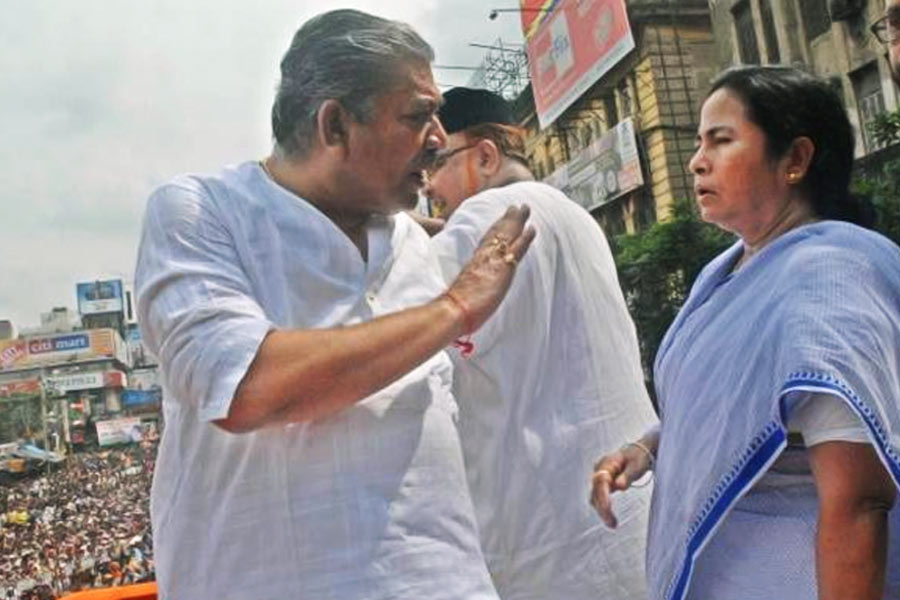 দলে তাঁর সঙ্গে বিবাদ ছিল সেই সময় প্রদেশ কংগ্রেস সভাপতি সোমেন মিত্রের। তাৎপর্যপূর্ণ ভাবে পরে মমতার দলেই যোগ দেন সোমেন। ডায়মন্ড হারবারের তৃণমূলের সাংসদও হন তিনি।