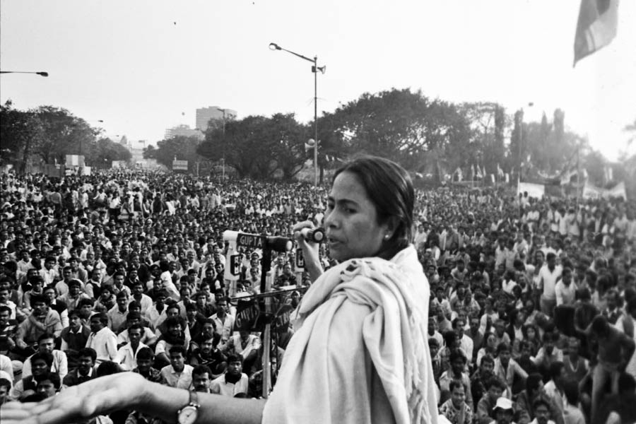 ১৯৯৭ সালের অগস্টে কংগ্রেসের প্লেনারি হয়েছিল কলকাতায়। নেতাজি ইন্ডোর স্টেডিয়ামে হাজির ছিলেন  সনিয়া গান্ধী। মমতা তত দিন আউটডোর কংগ্রেসের নেত্রী হিসাবে পরিচিতি পেয়ে গিয়েছেন। সনিয়ার উপস্থিতিতেই নেতাজি ইন্ডোরের অনতিদূরে গান্ধী মূর্তির পাদদেশে আলাদা সভা করেছিলেন তিনি। সে দিনই এ রাজ্যে কংগ্রেসের ভাঙন স্পষ্ট হয়ে যায়। অন্য দিকে সেই অগস্টেই তৃণমূলের বীজ রোপন হয়ে যায়।