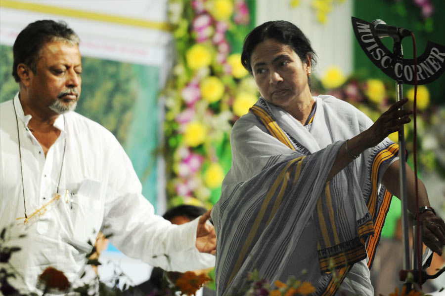 এর পরে ১৯৯৭ সালের ডিসেম্বর মাসে কংগ্রেস থেকে বহিষ্কৃত হন মমতা। কংগ্রেস ছেড়ে আসা বেশ কয়েক জন নেতা এবং অনেক কর্মীকে নিয়ে নতুন দল গঠনের বিষয়ে উদ্যোগী হন মমতা৷ সে দিন যাঁরা মমতার সঙ্গে ছিলেন তাঁরা হলেন প্রয়াত অজিত পাঁজা, প্রয়াত পঙ্কজ বন্দ্যোপাধ্যায়, মুকুল রায়, শোভনদেব চট্টোপাধ্যায়, নির্বেদ রায়, সোনালী গুহ প্রমূখ। তবে ছিল না কাঁথির অধিকারী পরিবার। 