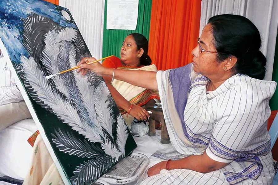 ১৯৯৮ এর গোড়ায় প্রতিষ্ঠা হল দলের। নির্বাচন কমিশনের কাছে দলের নাম আগেই নথিভুক্ত হয়ে গিয়েছিল৷ নিজেই দলের প্রতীক এঁকেছিলেন মমতা৷ কংগ্রেসের তেরঙা পতাকার মাঝে জোড়া ঘাসফুল৷ প্রথমে দলের নাম রাখা হয়েছিল পশ্চিমবঙ্গ তৃণমূল কংগ্রেস। পরে নাম বদল করে রাখা হয় সর্বভারতীয় তৃণমূল কংগ্রেস। 