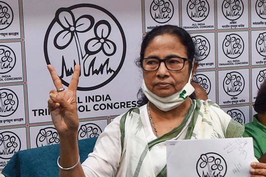 মমতার মনে হয়েছিল, কমিশন যদি তাঁর পরিকল্পিত লোগোটিতে অনুমোদন দেয় তবে একই বৃন্তে দু’টি কুসুম, হিন্দু মুসলমান, এক জন তাঁর নয়নমণি অন্যটি তাঁর প্রাণ— তত্ত্ব প্রতিষ্ঠা পাবে। ঘোষণা করেছিলেন, নতুন দলের প্রাথমিক দর্শন হবে, ধর্মনিরপেক্ষতা।